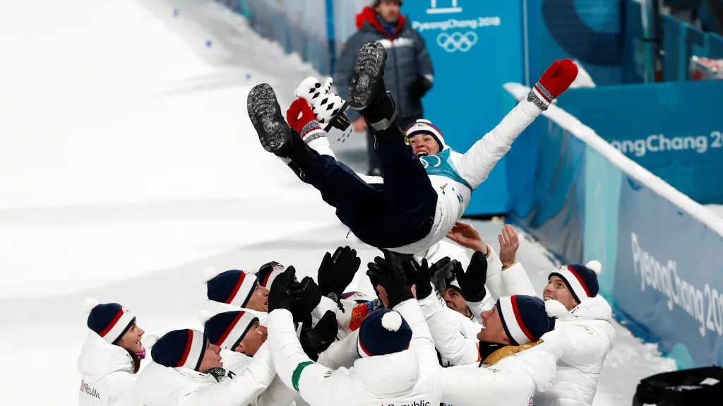 Veronika Vítková v náručí dalších českých reprezentantů po bronzu ve sprintu