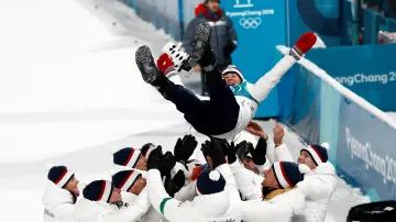 Veronika Vítková v náručí dalších českých reprezentantů po bronzu ve sprintu