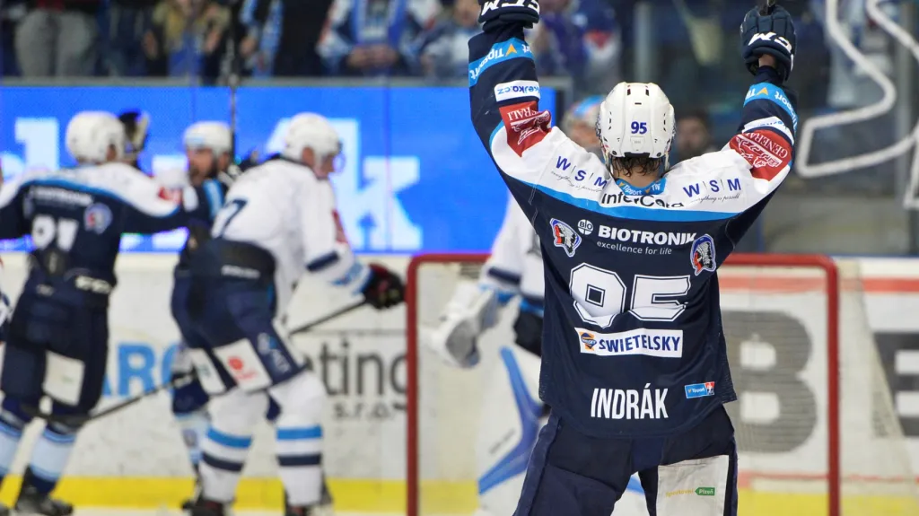 Hokejisté Plzně slaví jeden z gólů proti Chomutovu