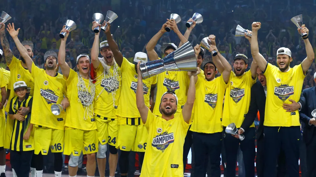 Basketbalisté Fenerbahce s Janem Veselým (čtvrtý zleva) se radují z triumfu v Eurolize