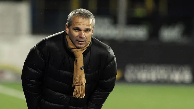 Trenér Lavička sleduje zápas Sparty v Jihlavě