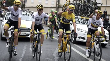 Chris Froome se svými pomocníky z Teamu Sky