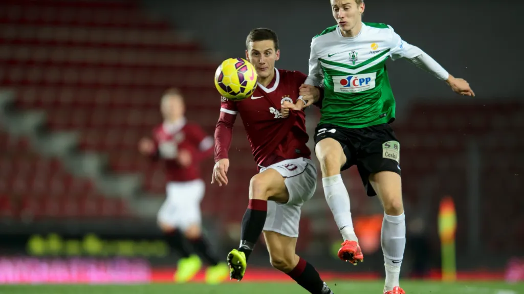 Herolind Shala ze Sparty (vlevo) v souboji o míč s Jánem Gregušem z Jablonce