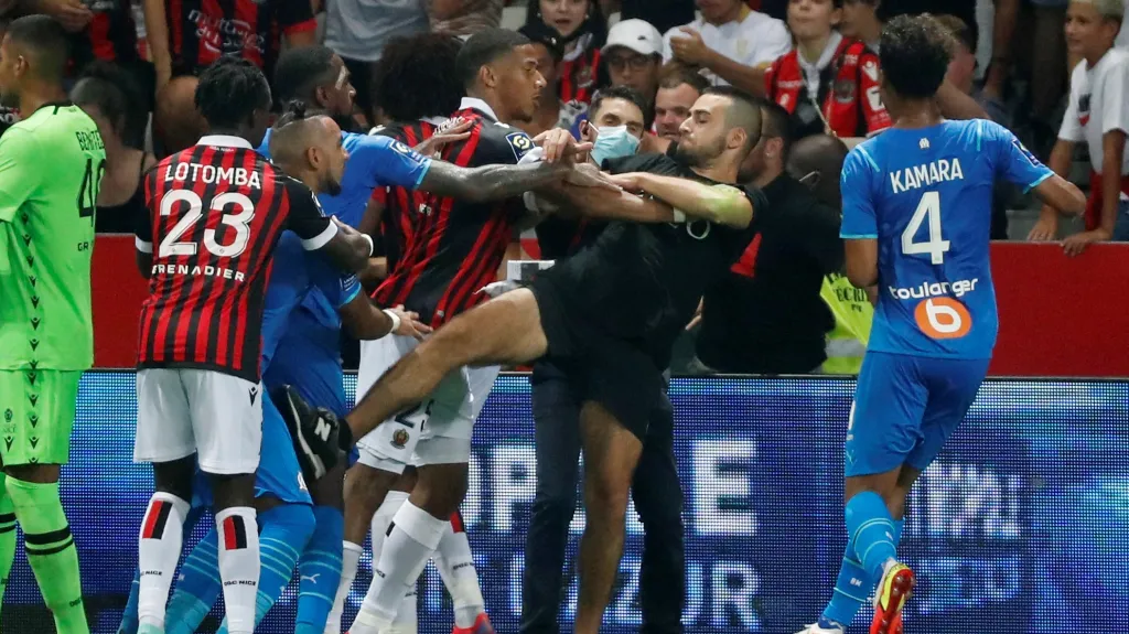 Při utkání Nice – Marseille vnikli na hřiště diváci