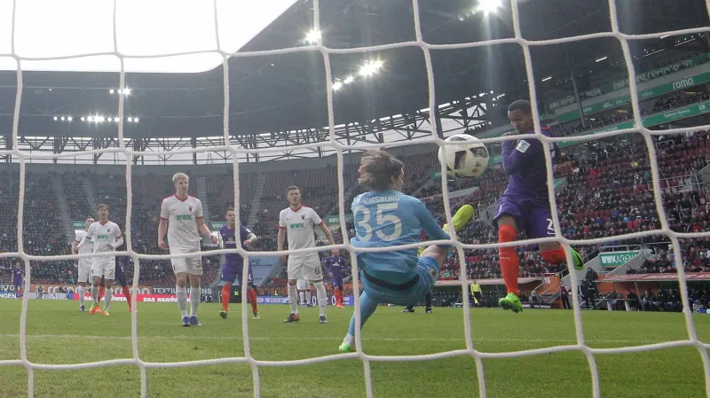 Theodor Gebre Selassie střílí branku