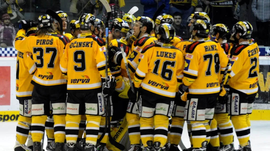 Hokejisté Litvínova při děkovačce