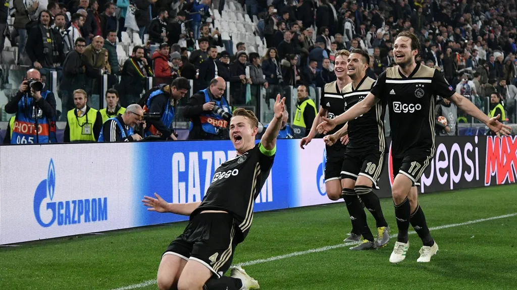 Matthijs de Ligt (vlevo) slaví se spoluhráči z Ajaxu vstřelený gól