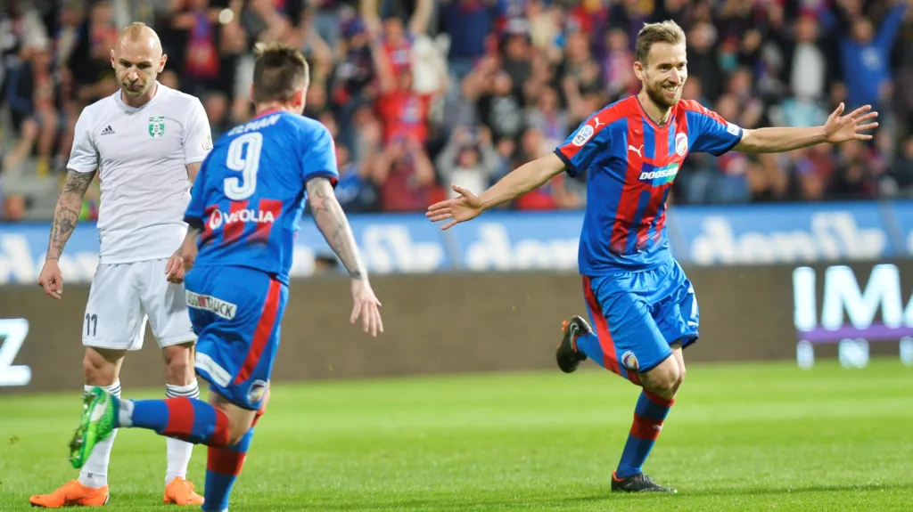 Tomáš Hořava (vpravo) slaví vítězný gól proti Karviné