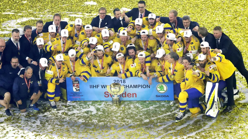 Hokejisté Švédska s trofejí pro mistry světa