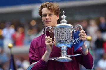 Jannik Sinner s trofejí pro vítěze US Open