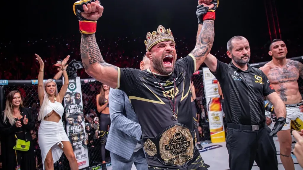 Karlos Vémola se raduje z vítězství