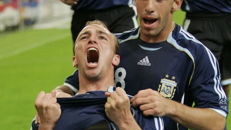 Slavící Esteban Cambiasso (vlevo) a Maxi Rodríguez