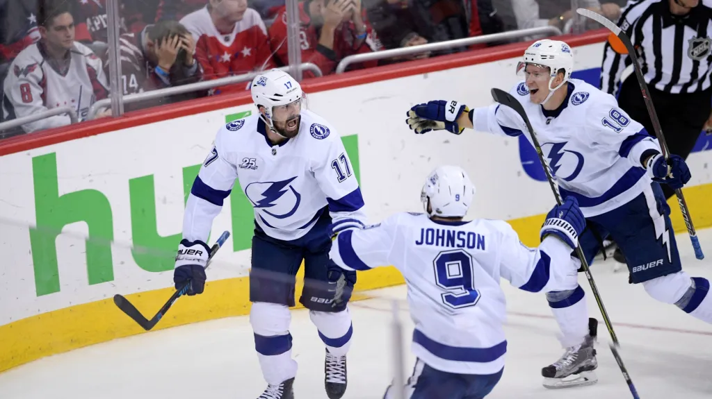 Ondřej Palát z Tampy Bay (vpravo) se raduje z gólu Alexe Killorna