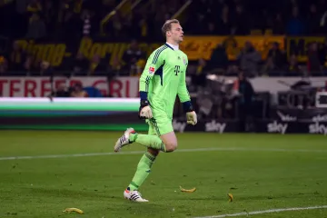 Neuer v záplavě banánů