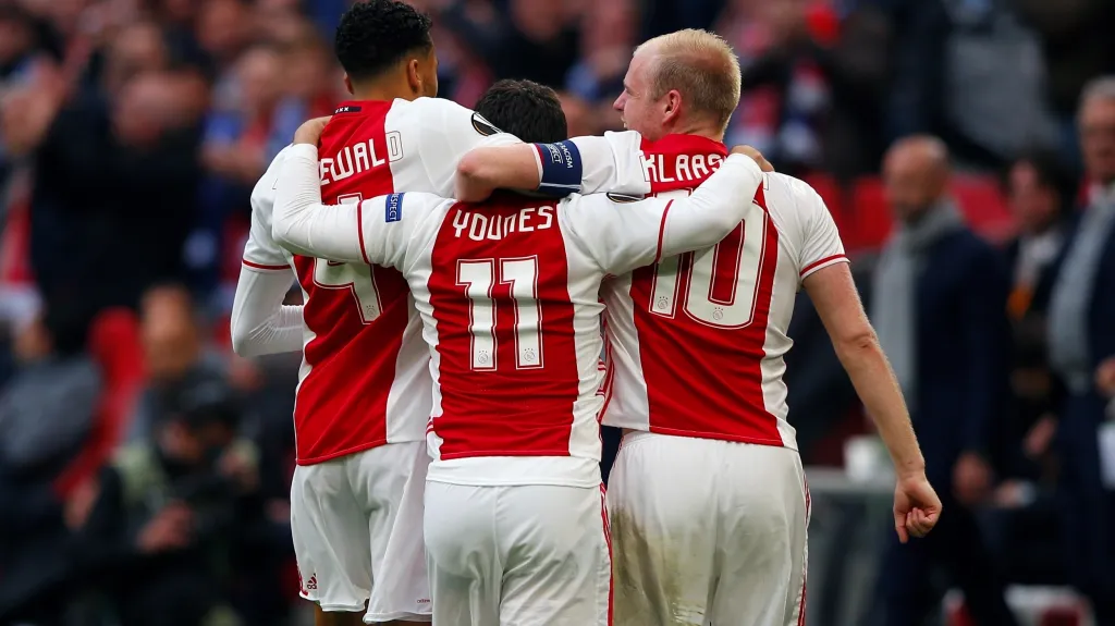 Hráči Ajaxu slaví vstřelenkou branku