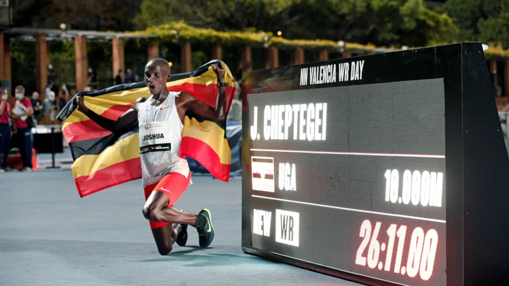 Joshua Cheptegei se fotí s rekordním časem