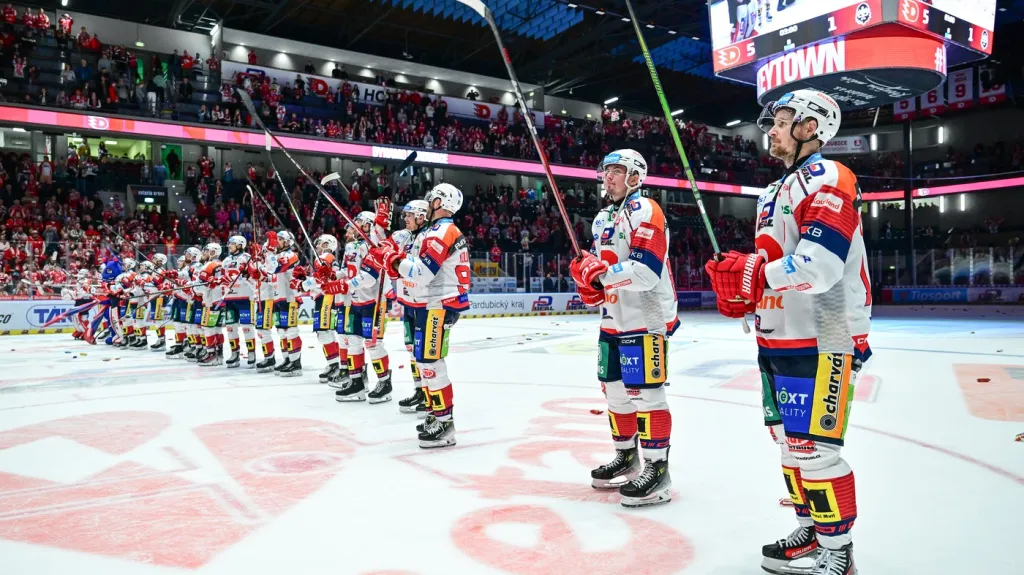 Hokejisté Pardubic oslavují výhru
