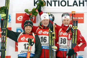 Trojice nejlepších ze sprintu - Kanaďan Smith a Norové Johannes Bö a Tarjei Bö