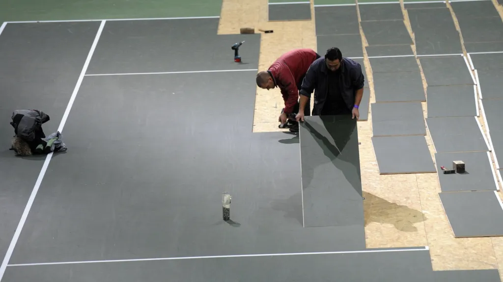 Příprava kurtu v O2 areně