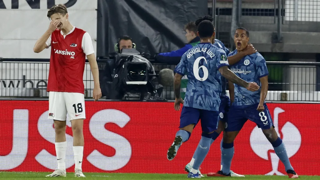 Aston Villa slaví branku v Alkmaaru