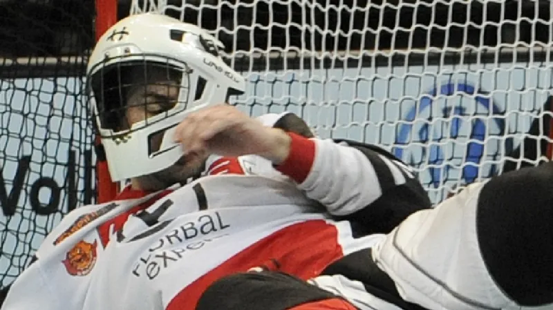 Brankář Střešovic Tomáš Kafka inkasuje gól