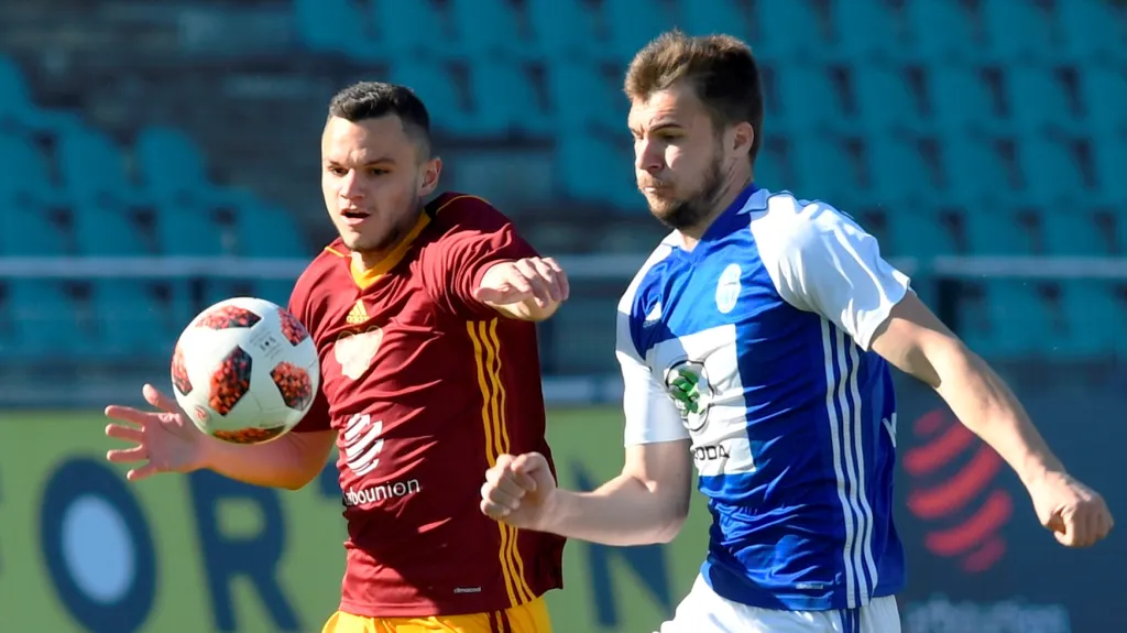 Mladoboleslavský útočník Nikolaj Komličenko v souboji s Danielem Součkem z Dukly