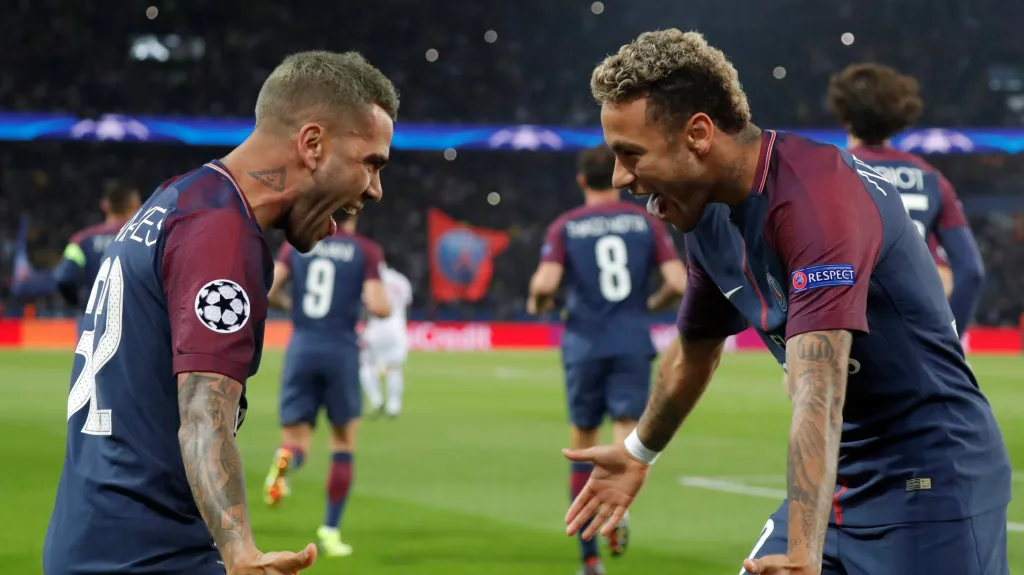 Dani Alves (vlevo) se raduje z gólu se spoluhráčem z PSG Neymarem