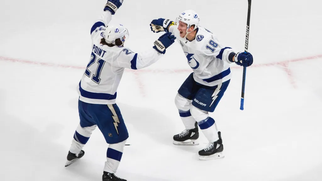 Ondřej Palát se raduje se spoluhráčem z Tampy Bay Braydenem Pointem