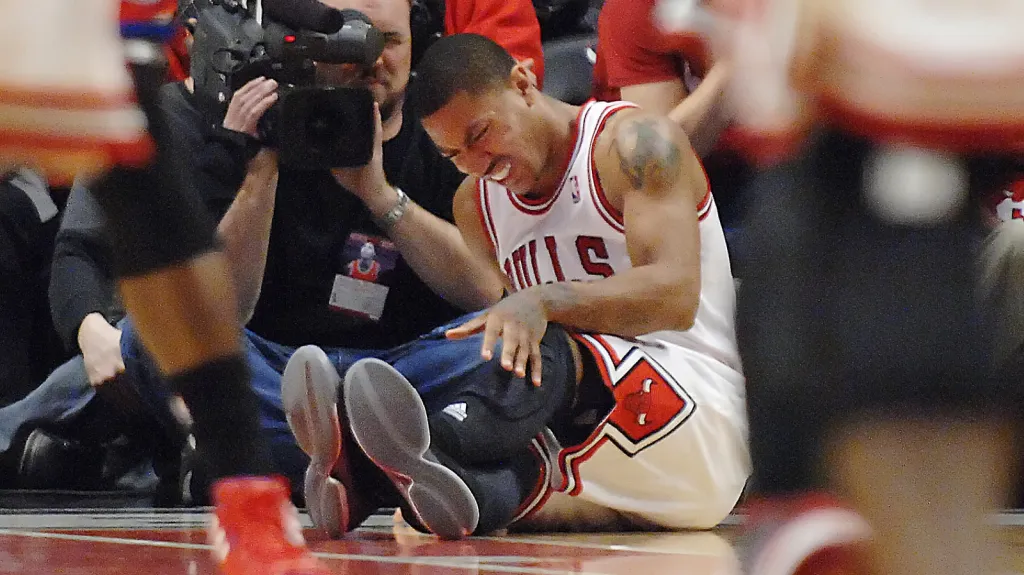Zraněný Derrick Rose