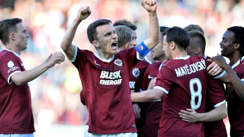 David Lafata (uprostřed) slaví se svými spoluhráči ze Sparty vstřelenou branku