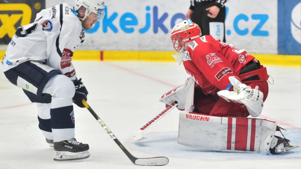 Vojtěch Němec z Plzně v souboji s brankářem Třince Šimonem Hrubcem