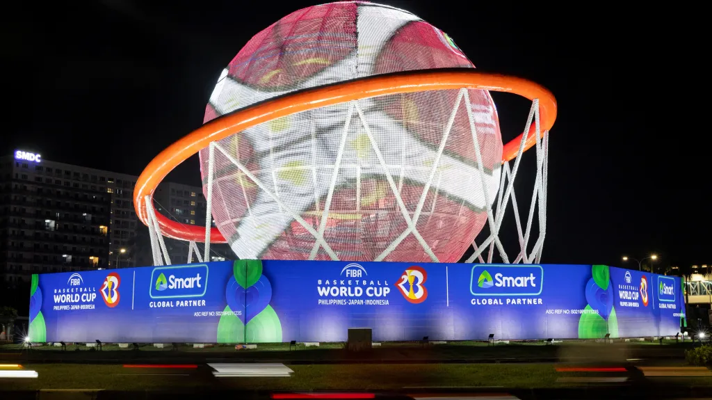 Obří svítící basketbalový míč v Manile láká na sledování MS v basketbalu