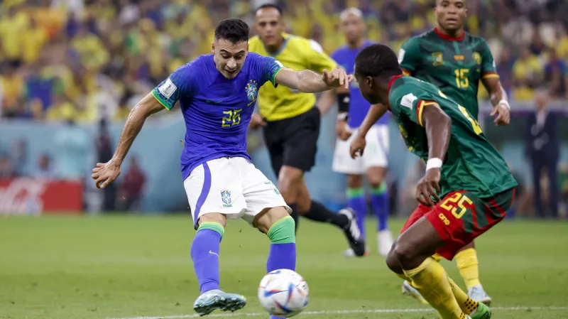 Brazilec Gabriel Martinelli střílí na branku Kamerunu