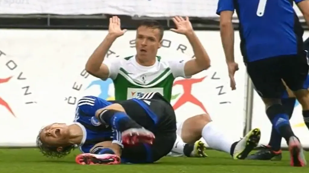 Moment utkání Jablonec - Kodaň: Tecl dostal za svůj zákrok červenou (69. min.)