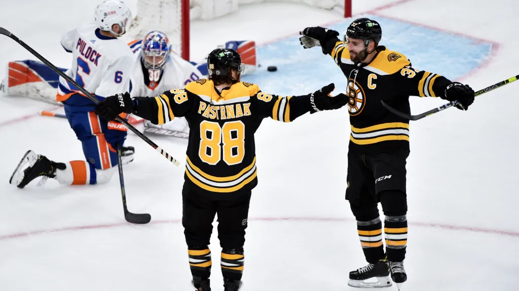 David Pastrňák a Patrice Bergeron oslavují gól Bostonu