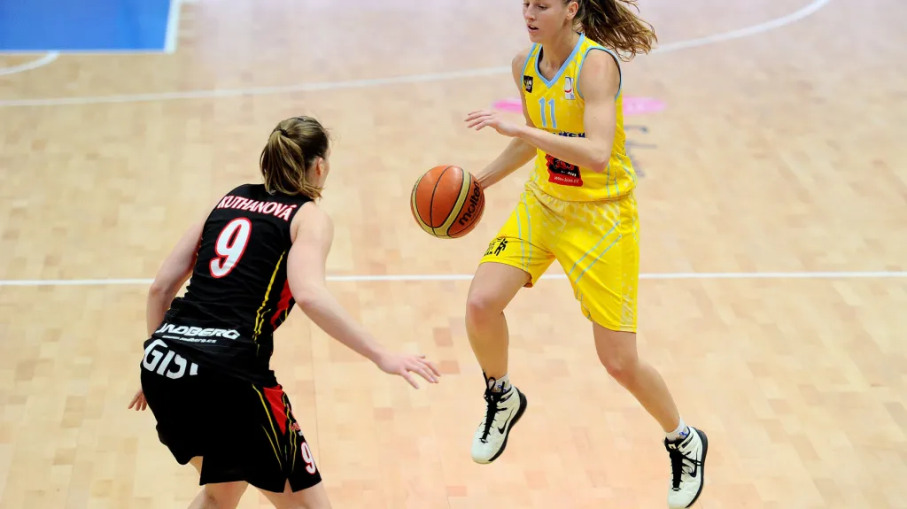 Kateřina Elhotová (ve žlutém) v dresu USK