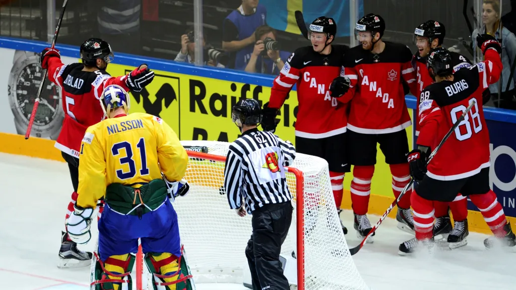 Kanadští hokejisté slaví gól v utkání se Švédskem
