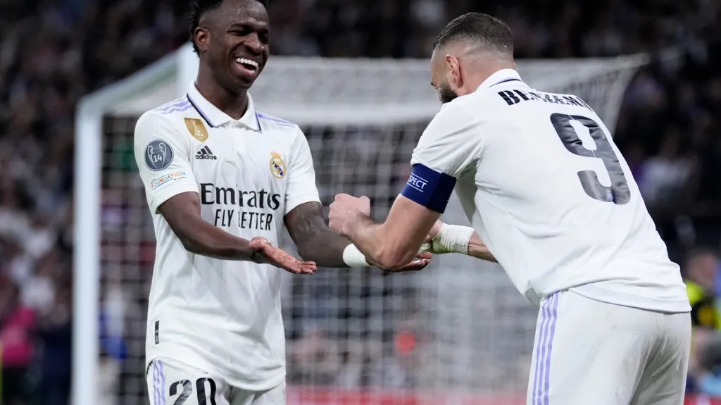 Slavící Vinícius Júnior (vlevo) a Karim Benzema z Realu Madrid