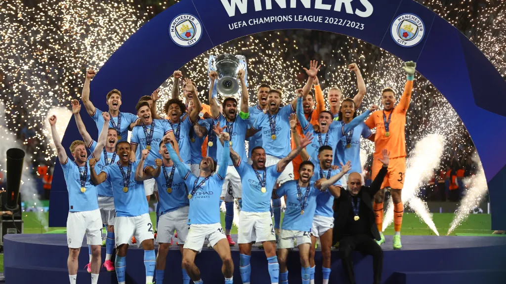 Fotbalisté Manchesteru City se radují z triumfu v Lize mistrů