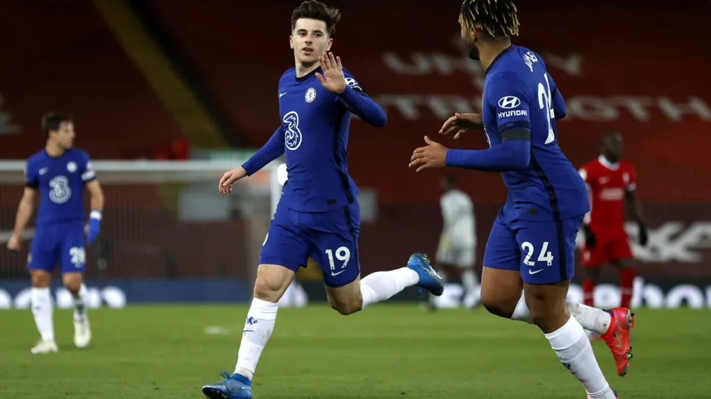 Mason Mount z Chelsea (uprostřed) se raduje z gólu v Liverpoolu