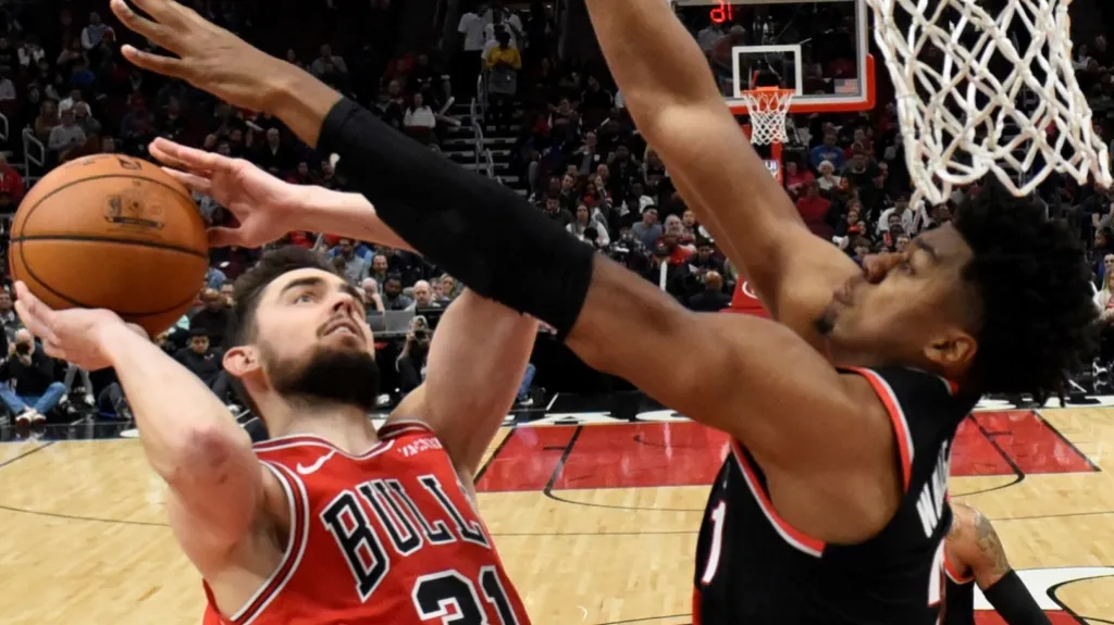 Tomáš Satoranský z Chicaga Bulls v akci pod košem