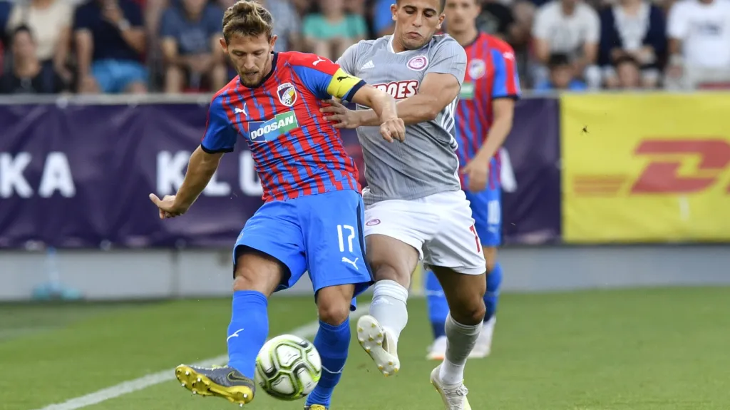 Patrik Hrošovský z Plzně odehrává míč před Omarem Elabdellaouim z Pirea