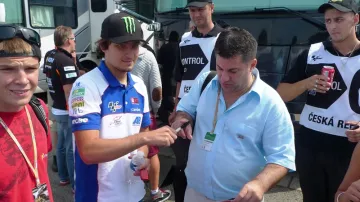 Začíná malá autogramiáda