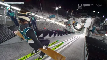 Závěr závodu skokanek na lyžích na středním můstku