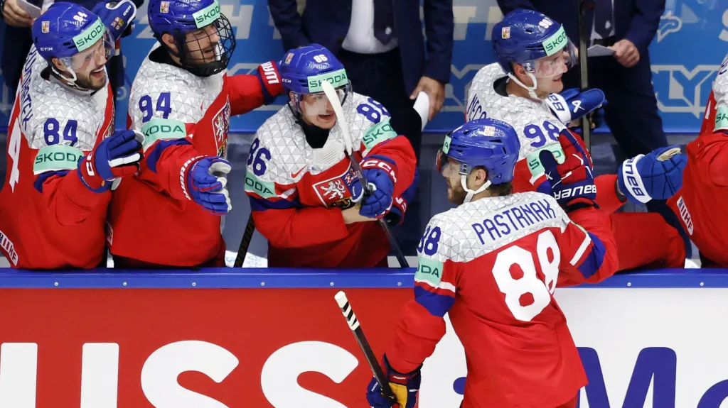David Pastrňák se raduje se spoluhráči z reprezentace