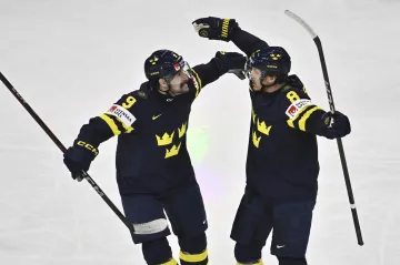 Švédský útočník Filip Forsberg (vlevo) slaví s Jonasem Brodinem