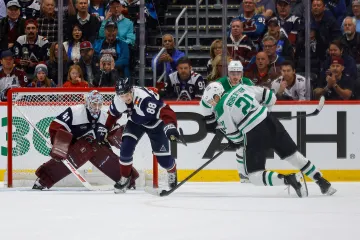 Scott Wedgewood, Martin Nečas a Jason Robertson v utkání Colorada s Dallasem