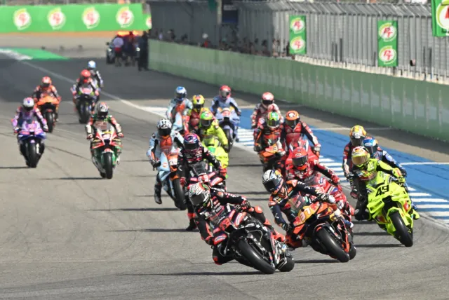 Salač odstartuje v Thajsku ze třetí řady. Sprint MotoGP vyhrál Acosta