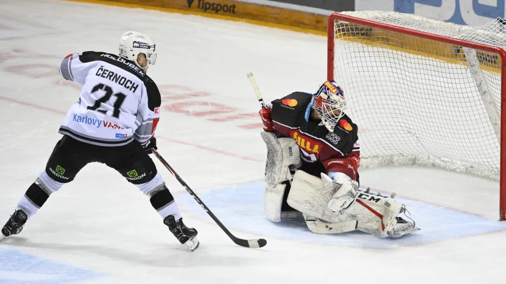 Jiří Černoch z Karlových Varů překonává Alexandera Saláka ze Sparty