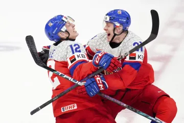 Kapitán Eduard Šalé (vlevo) se raduje s Jakubem Štanclem